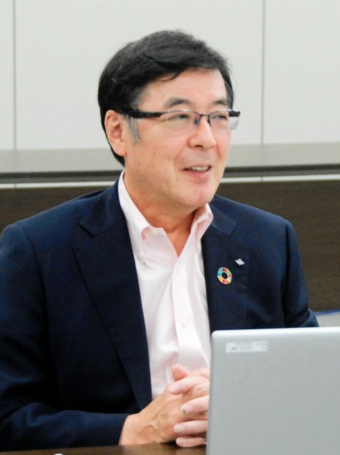 中期経営計画の進捗について説明する神戸製鋼所の山口貢社長＝１９日午後、東京都品川区（同社提供）