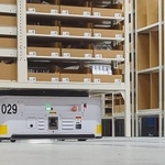 棚を下から持ち上げて運ぶ小型無人搬送ロボット「ラックル」（モノタロウ提供）