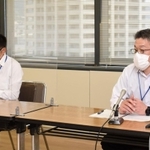 「ロピア新長田店」のオープンについて説明する神戸市の担当者ら＝１０日午前、神戸市中央区加納町６、神戸市役所