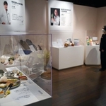 著名なショコラティエらの思考に触れる展示＝神戸市中央区新港町