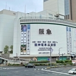 神戸阪急の本館（中央）と新館（右端）＝神戸市中央区小野柄通８