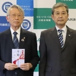ＪＡ共済連兵庫の三森京介本部長（右）から寄付を受けた県立大の太田勲学長＝神戸市西区学園西町８、県立大（同大提供）