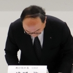 検査不正問題で会見し、頭を下げる三菱電機の漆間啓社長＝東京都千代田区、三菱電機本社（撮影・永見将人）