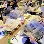 ワークショップで、新聞から気になる情報を探す受講者＝大阪市北区梅田１