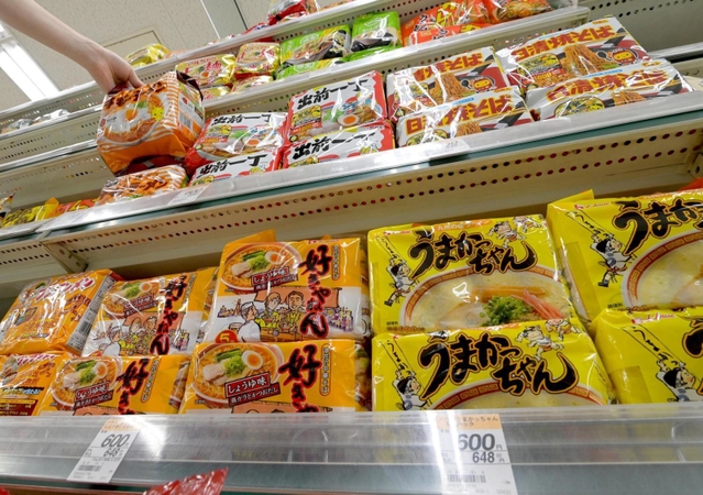 手頃な値段で親しまれた即席麺が、そろって値上げに＝神戸市内のスーパー（撮影・秋山亮太）