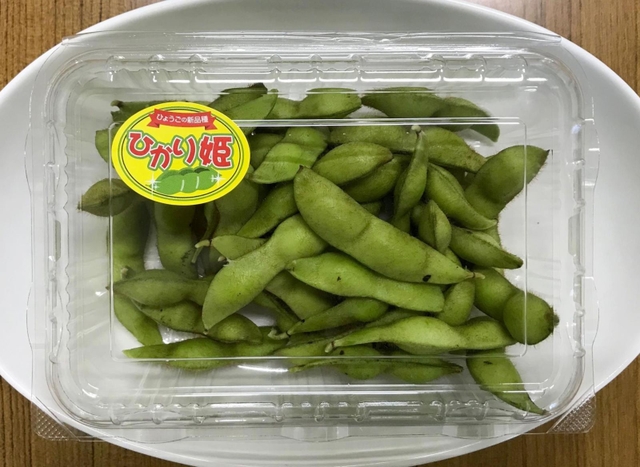 パック入りのゆでた「ひかり姫」。莢には茶色いシミが見られない（兵庫県提供）
