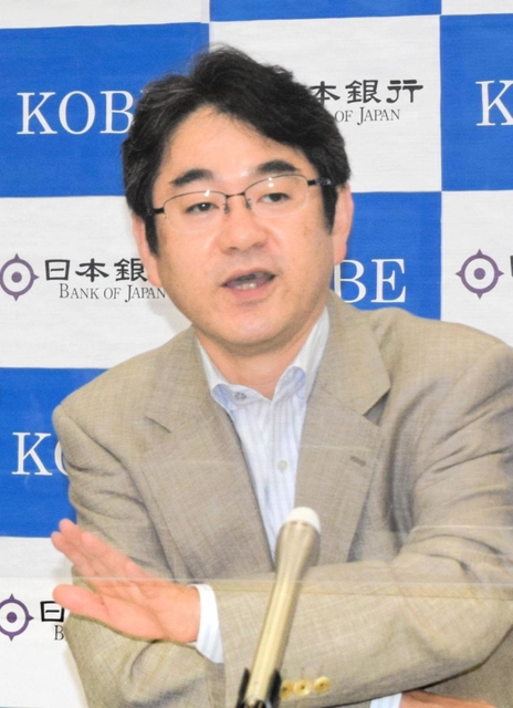 兵庫県内の経済情勢を説明する日銀神戸支店長の山崎真人氏＝神戸市中央区京町
