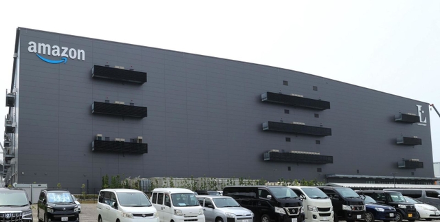 アマゾン尼崎フルフィルメントセンター＝２０日、尼崎市東海岸町（撮影・鈴木雅之）