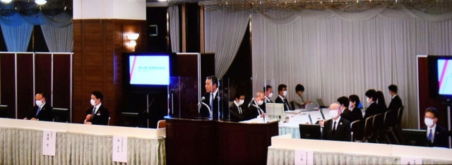 モニターで中継された関西フードマーケットの定時株主総会＝大阪市北区