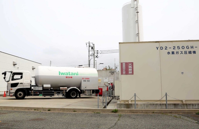 水素発電実証施設の燃料タンクに充〓（Ｕ＋５８６１）される水素＝神戸市中央区港島中町８（川崎重工業提供）