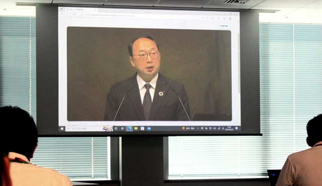 三菱電機の株主総会で発言する漆間啓社長を映す画面＝２９日午前、東京都千代田区（撮影・末永陽子）