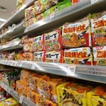 手頃な値段で親しまれた即席麺が、そろって値上げに＝神戸市内のスーパー（撮影・秋山亮太）