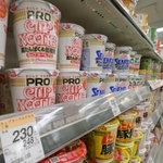 手頃な値段で親しまれた即席麺が、そろって値上げに＝神戸市内のスーパー（撮影・秋山亮太）
