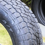 凹凸のパターンをジグザグに配した「Ａ／Ｔ３」。舗装路向けより、溝を増やして悪路での走行性能を高めた＝愛知県豊田市、アウトドア施設「さなげアドベンチャーフィールド」
