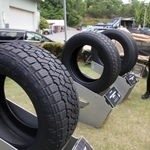 「オープンカントリー」ブランドの新商品「Ａ／Ｔ３」（手前）＝愛知県豊田市、アウトドア施設「さなげアドベンチャーフィールド」
