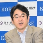 兵庫県内の経済情勢を説明する日銀神戸支店長の山崎真人氏＝神戸市中央区京町