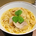 調理した「黄金の鶏油しょうゆらーめん」＝神戸市中央区海岸通５、ケンミン食品