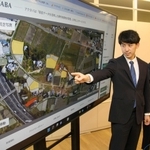 アクタバの画面を紹介する坪井俊輔社長（左）と岡野光世担当課長＝神戸市役所