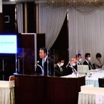 モニターで中継された関西フードマーケットの定時株主総会＝大阪市北区