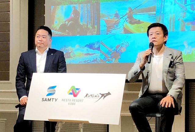 ネスタリゾート神戸の経営権を取得したサムティの小川靖展社長（左）と刀の森岡毅ＣＥＯ＝大阪市北区梅田１、ヒルトン大阪