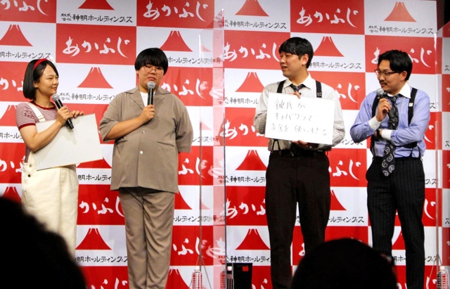 交際が報じられた蛙亭のイワクラさん（左端）とオズワルドの伊藤さん（右端）ら＝東京都千代田区