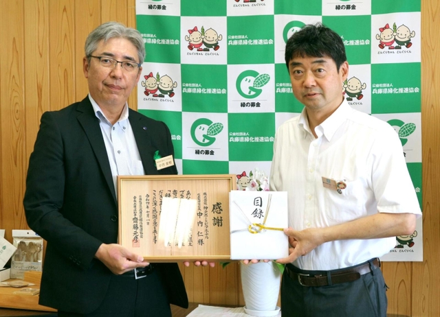 萬谷信弘・兵庫県農林水産部長（右）から感謝状を受け取った中西重樹・神戸ポートピアホテル人事総務部長＝県庁（県提供）