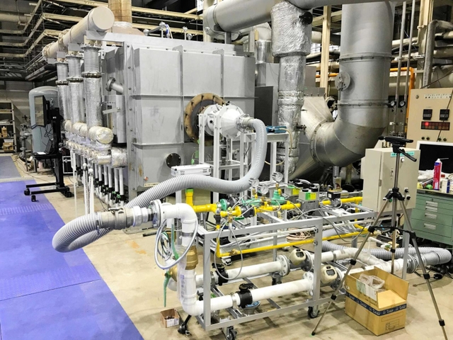 水素を燃料とするバーナーの燃焼試験を行う試験装置＝東京都荒川区（日工提供）