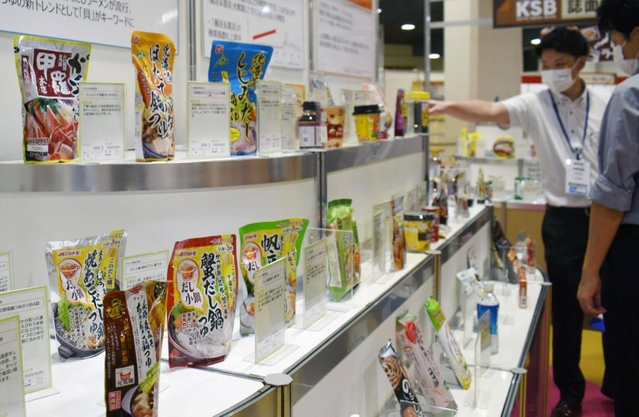 秋冬向けの鍋つゆが豊富にそろった新製品発表会＝神戸市中央区港島中町６