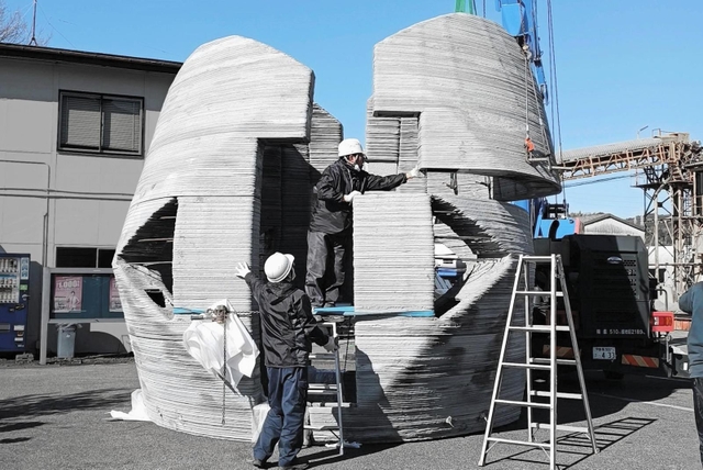 住宅メーカーの工場敷地内で組み立てられる３Ｄプリンター住宅（セレンディクス提供）