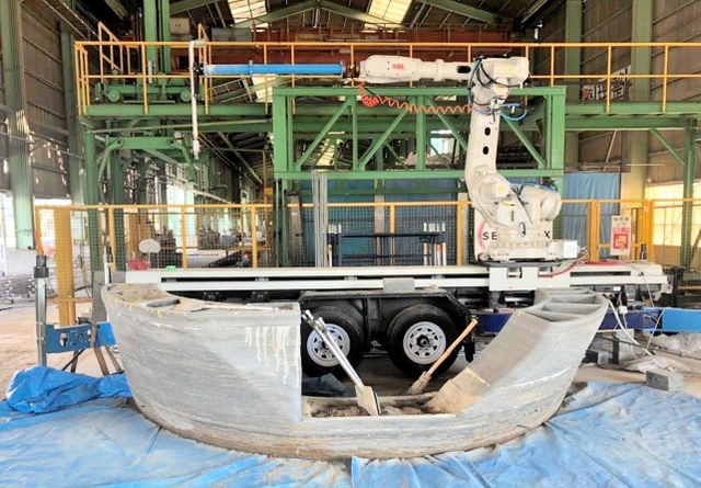 オランダのメーカーから購入した３Ｄプリンターと、成形された住宅の部材＝愛知県小牧市（セレンディクス提供）