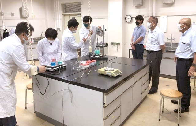 モノタロウと鈴鹿工業高等専門学校が共同で開設した「品質評価研究室」で作業する社員や同校の教員ら＝三重県鈴鹿市、同校（同社提供）