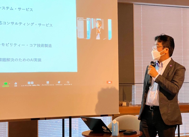 アフリカとの交流事業について語る神戸情報大学院大学の福岡賢二学長代理＝アンカー神戸