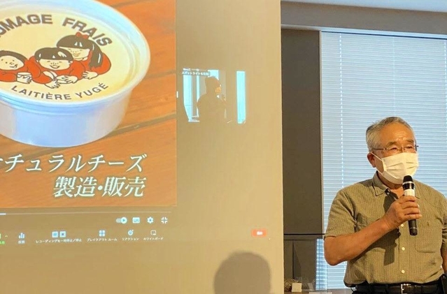 小型バイオガス事業などについて説明する弓削牧場の弓削忠生場長＝アンカー神戸
