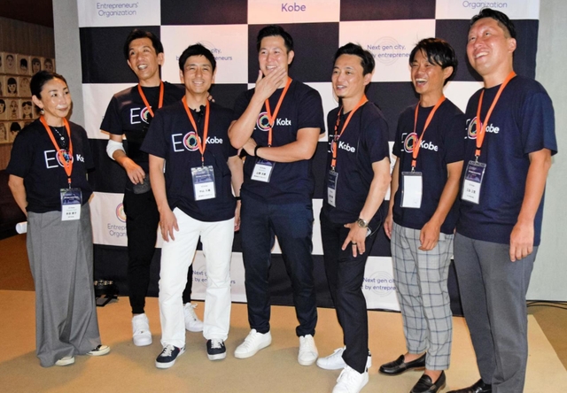 そろいのＴシャツ姿で発足を祝う「ＥＯ　ＫＯＢＥ」の山根太郎会長（中央）と理事メンバーら＝神戸市中央区中山手通５、相楽園