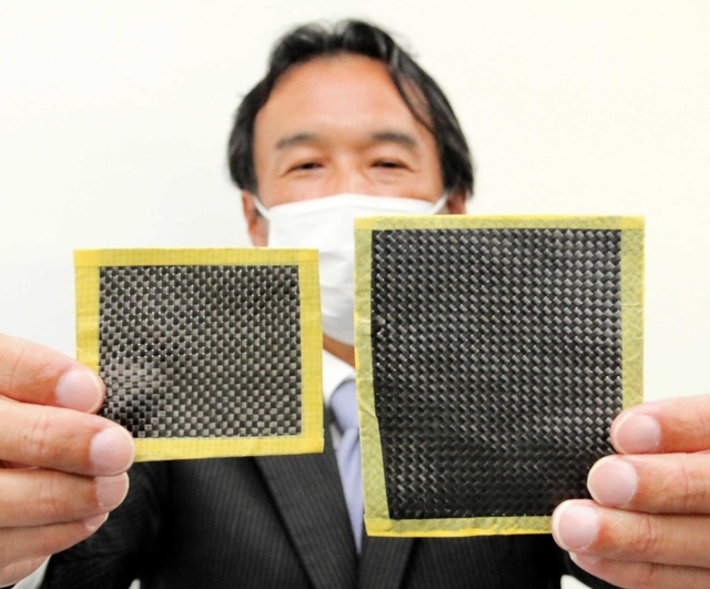 リサイクルしたＣＦＲＰから回収した炭素繊維（右）と新品の炭素繊維。形状だけでなく強度もほぼ変わらないという＝宝塚市新明和町