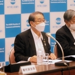 神戸商工会議所の次期役員体制について語る家次恒会頭（中央）＝神戸市中央区港島中町６（撮影・大盛周平）