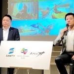 ネスタリゾート神戸の経営権を取得したサムティの小川靖展社長（左）と刀の森岡毅ＣＥＯ＝大阪市北区梅田１、ヒルトン大阪