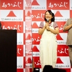 神明ＨＤの藤尾益雄社長（左）と、ＰＲキャラクターに就任した蛙亭のイワクラさん（中央）ら＝東京都千代田区