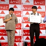交際が報じられた蛙亭のイワクラさん（左端）とオズワルドの伊藤さん（右端）ら＝東京都千代田区