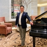 「また演奏を聴きたいと言ってくださる。経営者としてアーティストとして一番うれしい瞬間」と話す榎本輝明さん（提供）