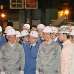 かつて勤務した神戸製鋼所加古川製鉄所の高炉を見学する安倍晋三首相（当時、右から２人目）＝２００７年３月１０日、加古川市金沢町