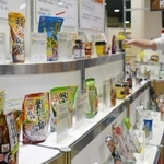 秋冬向けの鍋つゆが豊富にそろった新製品発表会＝神戸市中央区港島中町６