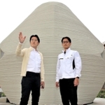３Ｄプリンターで造った住宅について説明するセレンディクスの飯田国広ＣＯＯ（左）と緒方海斗最高技術責任者（ＣＴＯ）＝愛知県小牧市