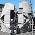 住宅メーカーの工場敷地内で組み立てられる３Ｄプリンター住宅（セレンディクス提供）