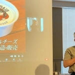 小型バイオガス事業などについて説明する弓削牧場の弓削忠生場長＝アンカー神戸