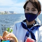 アイスキャンディー「ハーブハーバーアイスポップ」（右）と香り袋の「マリンフロートサシェ」＝神戸市中央区