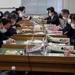 毎朝行われる手作業での手形交換＝神戸市中央区江戸町