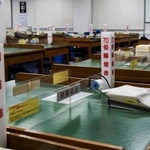 手形交換を行う部屋の席ごとに据えられている銀行名の入った標柱＝神戸市中央区江戸町