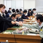 平日の朝行われる手形交換。金融機関の担当者が手形を持ち寄り、交換する＝いずれも神戸市中央区江戸町、神戸手形交換所（撮影・三津山朋彦）