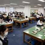 多くの金融機関が手形交換に参加。フロア全体が活気に満ちる＝神戸市中央区江戸町